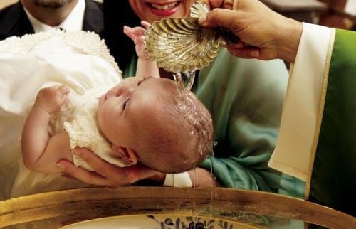 Tại sao Giáo hội không rửa tội bằng cách dìm như Chúa Giêsu?