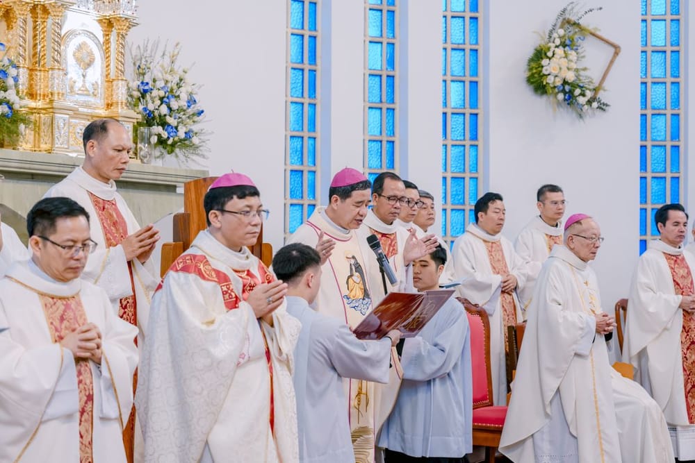 Giáo Phận Hưng Hoá: 19 Tân Linh Mục mới được truyền chức