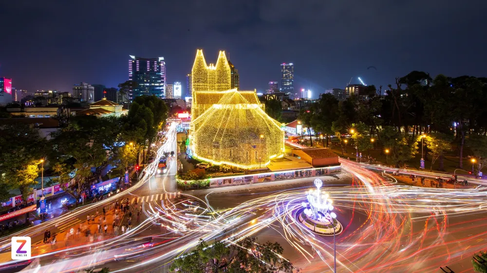 Hàng nghìn người xem nhà thờ Đức Bà 'phát sáng' trước thềm Giáng sinh