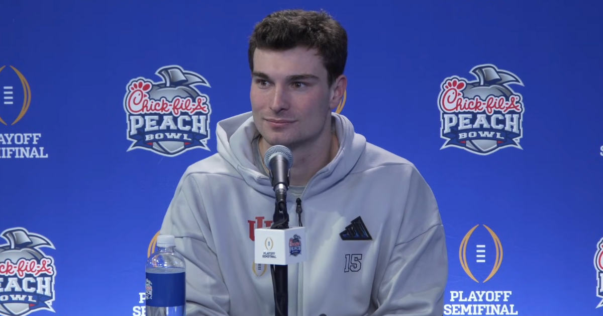 Ngôi sao bóng bầu dục Công giáo Fernando Mendoza ưu tiên cầu nguyện trước mỗi trận đấu