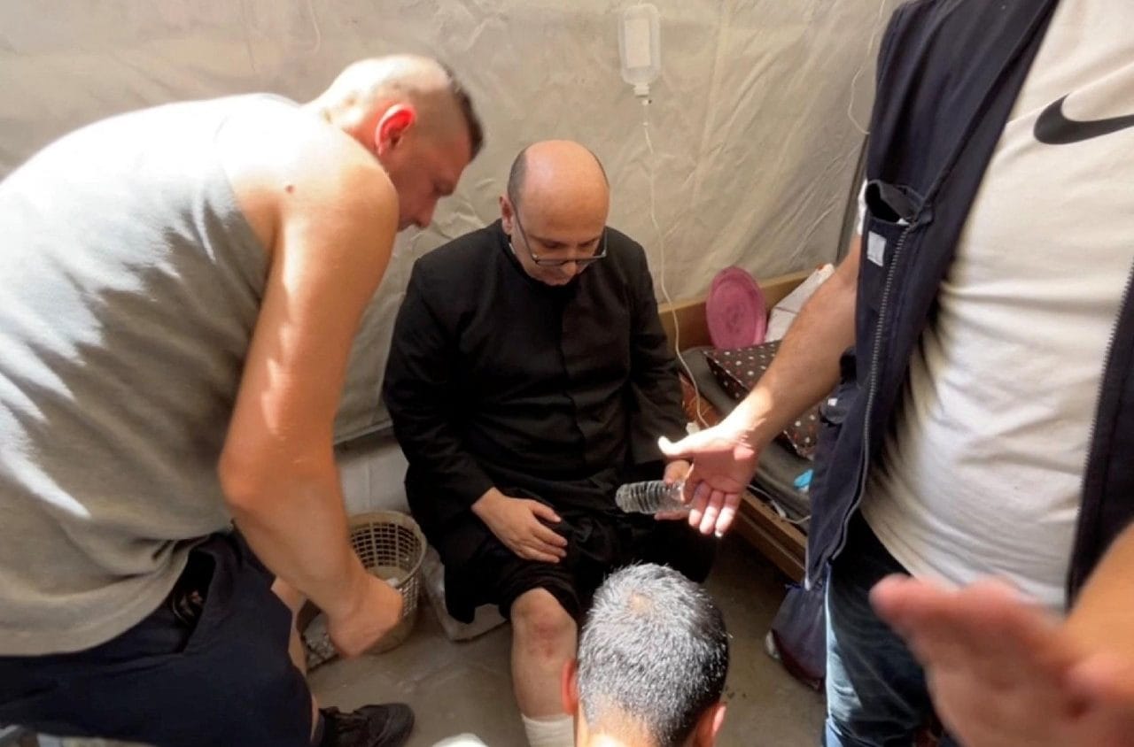 Cha sở giáo xứ Thánh Gia tại Gaza bị thương trong cuộc tấn công của quân đội Israel