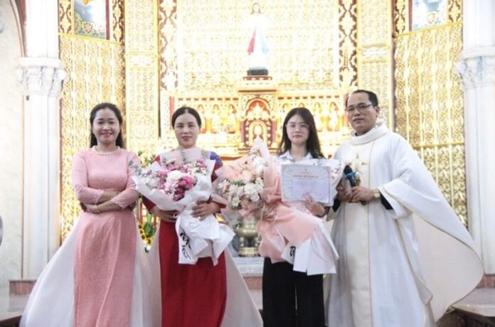 Giáo xứ Cửa Lò: Chúc mừng và trao quà cho em Maria Nguyễn Trần Yến Nhi – Thủ khoa toàn quốc