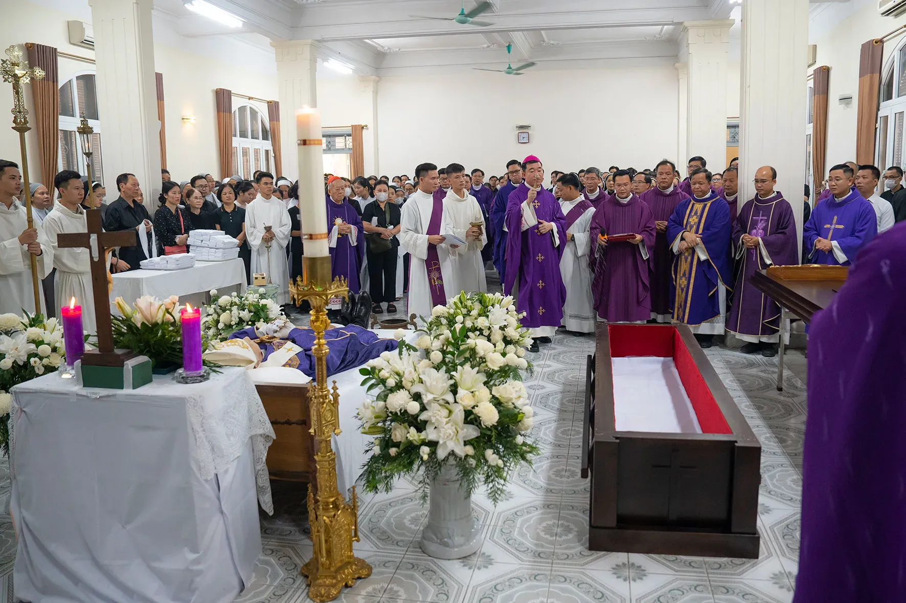 TGP Hà Nội: Cử hành Nghi thức Tẫn liệm và Thánh lễ Đưa chân Đức Giám mục Lô-ren-sô Chu Văn Minh