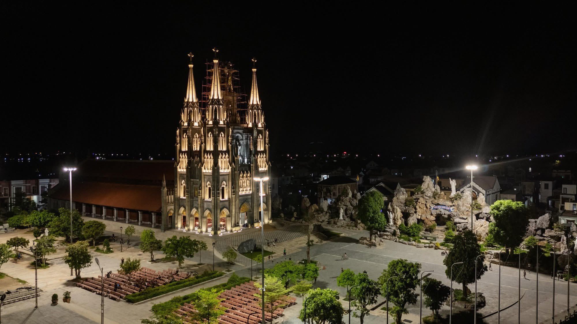 Nhà thờ lớn - Tháp chuông đẹp: Nên khách quan khi đánh giá