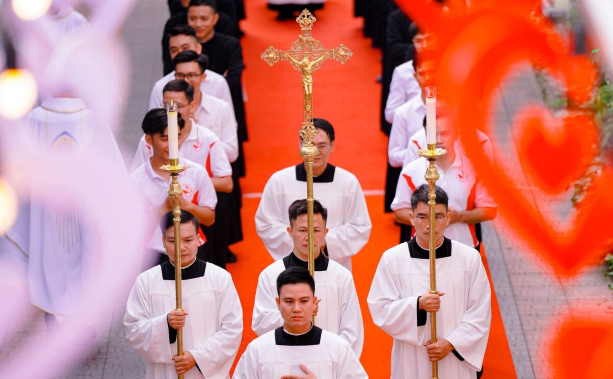 Phải chăng Giáo hội Việt Nam đang chìm dần trong Chủ nghĩa Duy cảm?