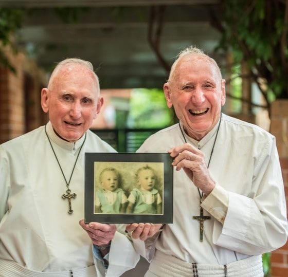 Cặp song sinh trong đời tu