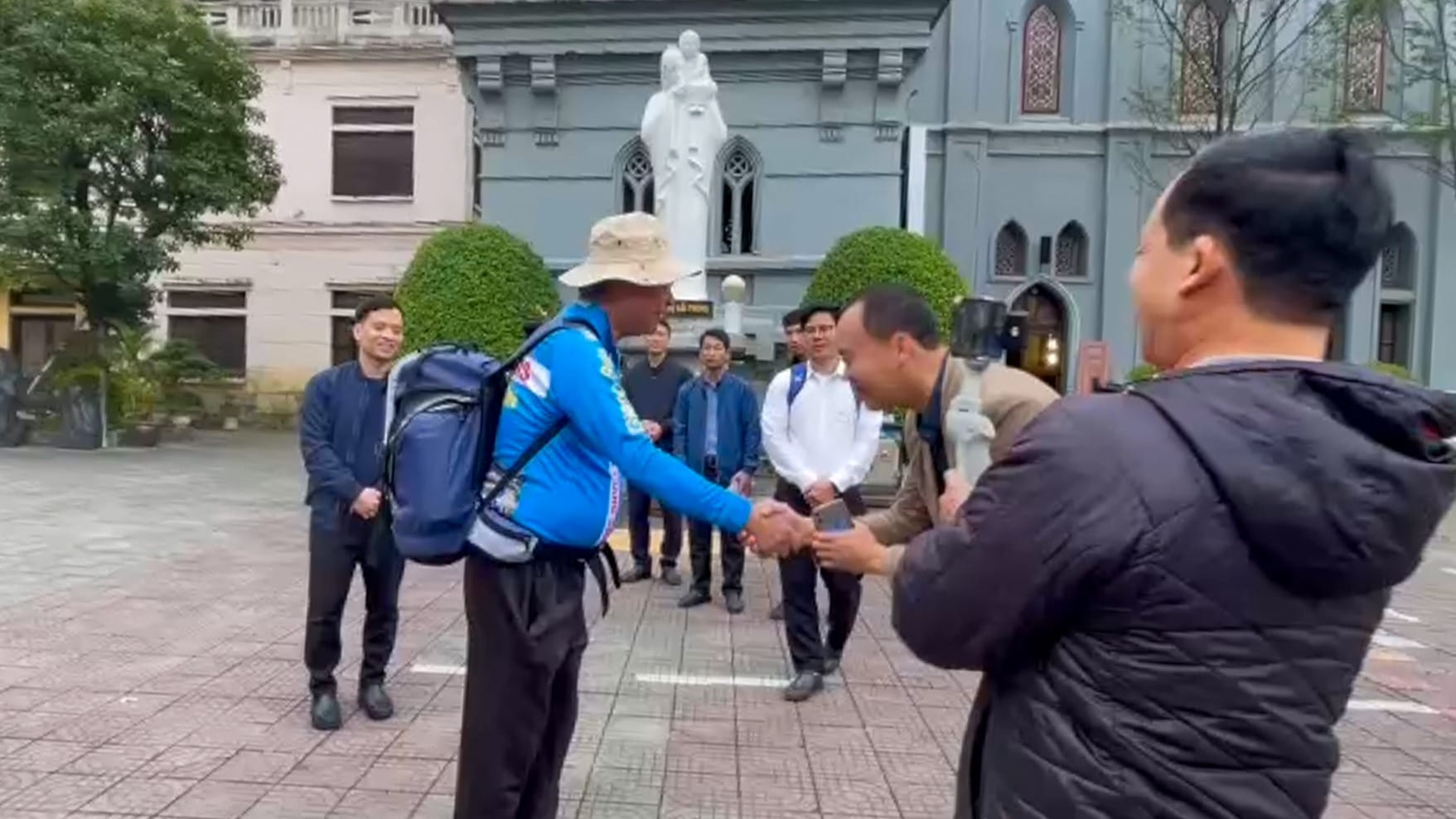 Xúc động hình ảnh Đức Cha Vinh Sơn Nguyễn Văn Bản đi bộ 50km về nguồn