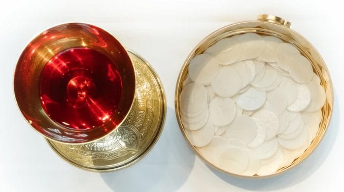 Rượu lễ: đỏ hay trắng?