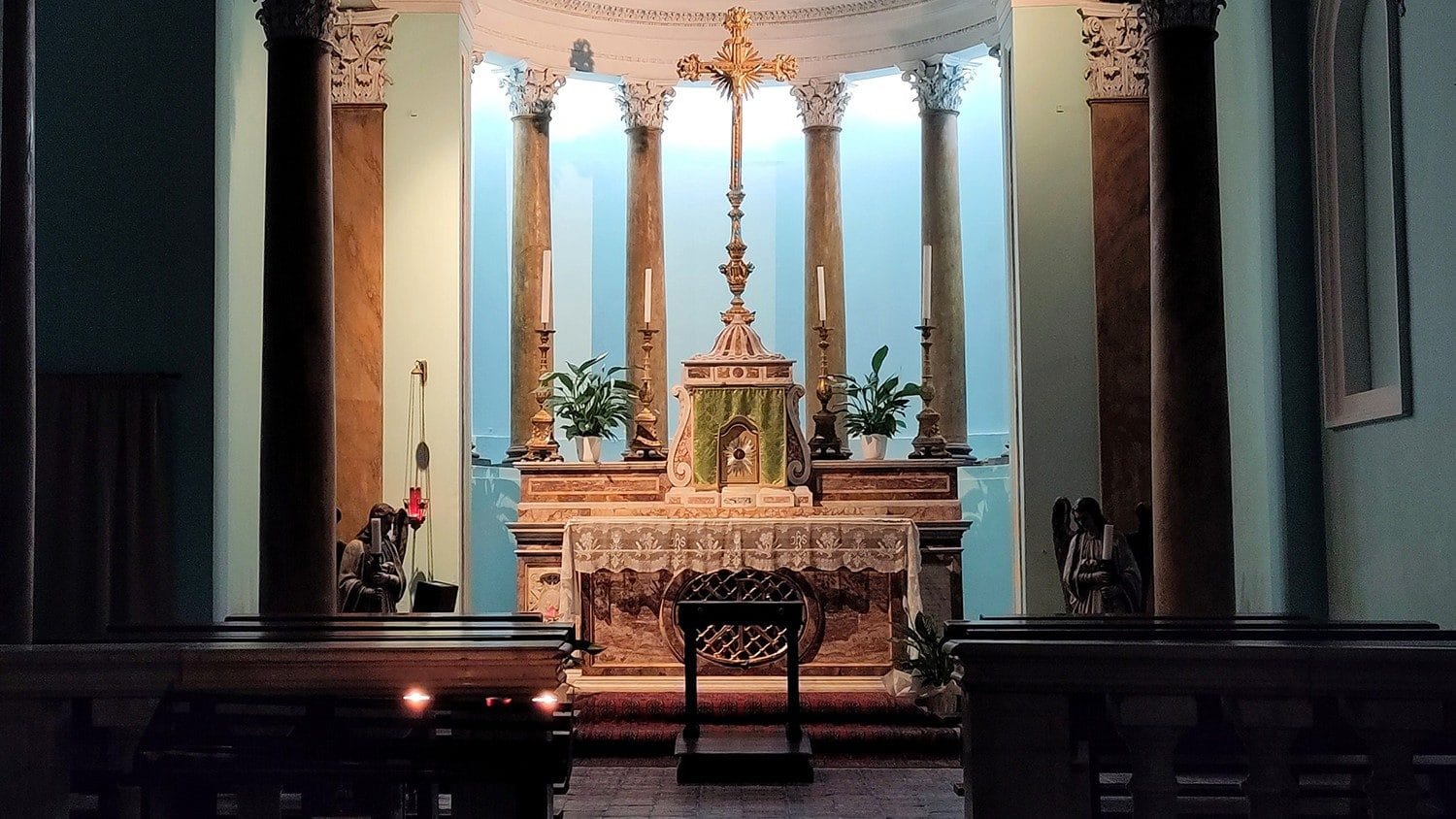 Nhà Tạm tại một đan viện ở Tây Ban Nha bị cạy phá, Mình Thánh Chúa bị đánh cắp