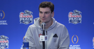 Ngôi sao bóng bầu dục Công giáo Fernando Mendoza ưu tiên cầu nguyện trước mỗi trận đấu