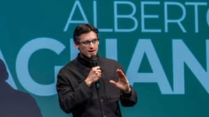 Vì sao một số linh mục “nổi tiếng” trên mạng xã hội đã rời bỏ chức linh mục?