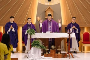 Tại sao các linh mục mặc phẩm phục màu tím trong Mùa Chay?