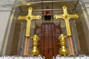 Tổng Giáo Phận Sài Gòn: Lắp đặt hai Thánh giá mạ vàng trên đỉnh Nhà thờ Đức Bà Sài Gòn