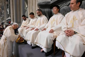 Đức Lêô XIV rửa chân cho 12 linh mục Rôma trong Thứ Năm Tuần Thánh