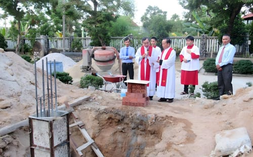 Khi tài chính gia đình eo hẹp, các giáo dân có nghĩa vụ phải đóng góp cho Giáo hội không?