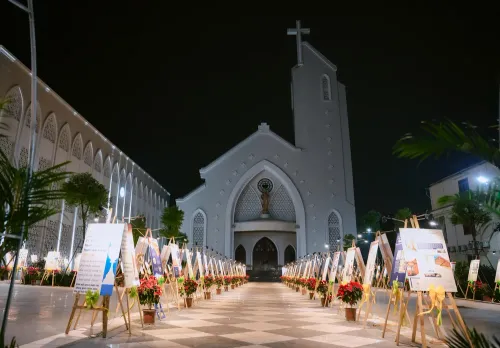 Giáo Xứ Đạo Ngạn & Dòng Đức Mẹ Hiệp Nhất: Khai Mạc Tuần Triển Lãm Các Phép Lạ Thánh Thể Và Trưng Bày Thánh Tích Thánh Carlo Acutis