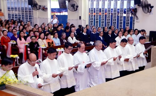 Theo Giáo luật, hiệp hội giáo dân không phải là tu đoàn tông đồ hay tu hội đời sống thánh hiến