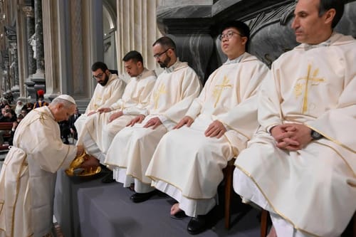 Đức Lêô XIV rửa chân cho 12 linh mục Rôma trong Thứ Năm Tuần Thánh