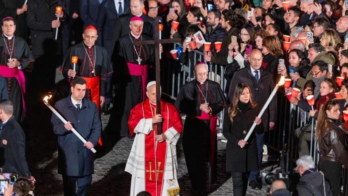 Đức Lêô XIV lần đầu chủ sự nghi thức Đàng Thánh giá